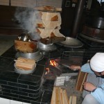 薪で餅米を蒸して、木の臼と杵で餅つきをしました！